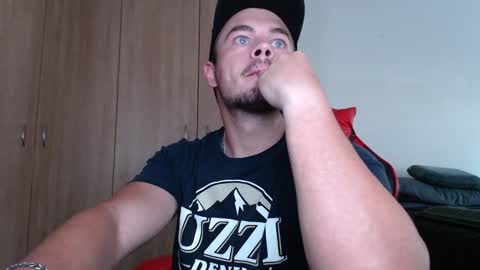 Snapshot of blueeyeboy0 chatting on January 6, 12:35 pm blueeyeboy0 online show from January 6, 12:35 pm