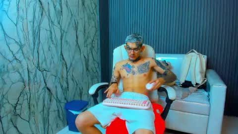 boy_tatto77 online show from February 7, 7:19 pm