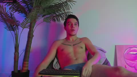 Johny Bravo online show from December 17, 8:10 pm