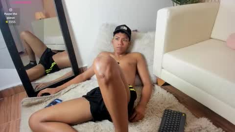 Snapshot of brunette__boy chatting on September 21, 4:56 am Luis online show from September 21, 4:56 am