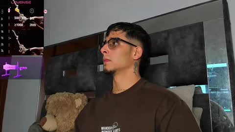   INDEPENDENT MODEL online show from October 28, 11:34 am