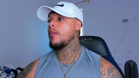 colin_fox1 online show from April 11, 4:21 pm