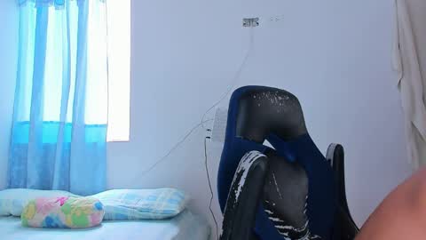 colin_fox1 online show from April 13, 5:02 pm