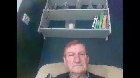 Snapshot of colinbeech chatting on December 9, 12:31 pm colinbeech online show from December 9, 12:31 pm