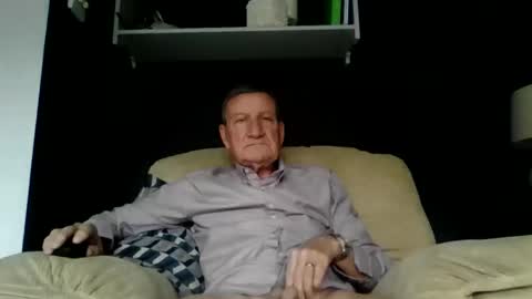 Snapshot of colinbeech chatting on October 23, 12:19 pm colinbeech online show from October 23, 12:19 pm