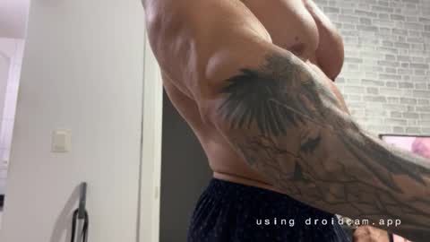 couplemuscle40 online show from March 11, 1:23 am