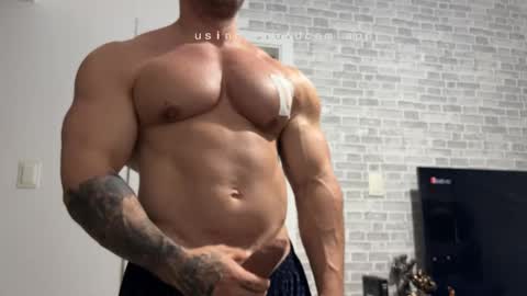couplemuscle40 online show from November 12, 1:33 am