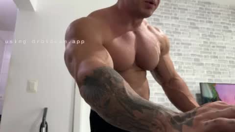 couplemuscle40 online show from May 26, 4:47 pm