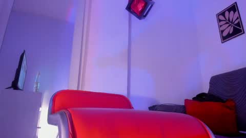 criss_zuri online show from March 28, 3:23 pm