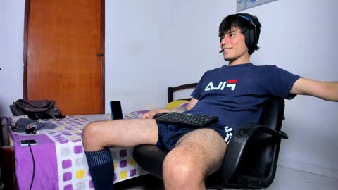 Snapshot of cristian_ortiz_1 chatting on December 26, 10:20 pm Cristian online show from December 26, 10:20 pm