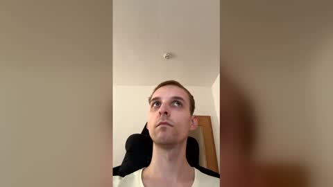 cuteguyy2001 online show from April 17, 12:30 pm