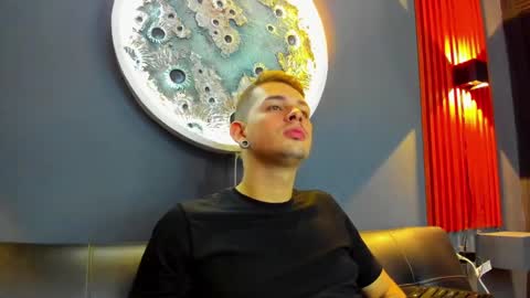 Snapshot of damian__oliver chatting on December 15, 6:07 am Damian Oliver online show from December 15, 6:07 am