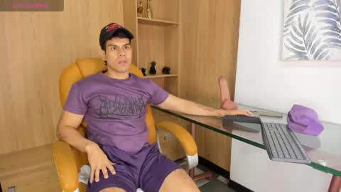 derek_voss online show from April 16, 11:32 am