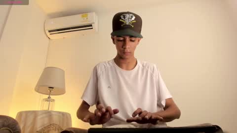 dikey_18 online show from January 13, 8:15 pm