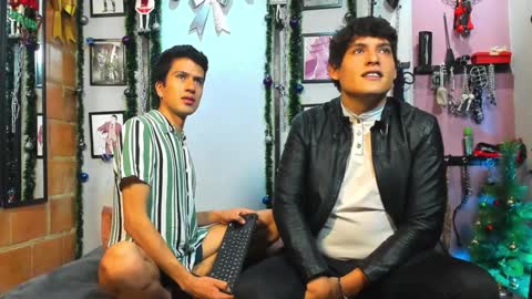 Snapshot of dom2travelers_sm chatting on December 21, 1:32 pm Diego Castell online show from December 21, 1:32 pm