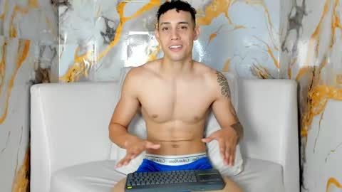 dominyck_ online show from August 1, 5:06 am