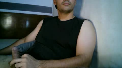 Snapshot of dumout33 chatting on December 6, 7:01 pm Sergio online show from December 6, 7:01 pm