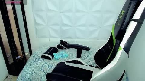 Snapshot of elii_797 chatting on December 11, 1:00 pm bby-santy online show from December 11, 1:00 pm