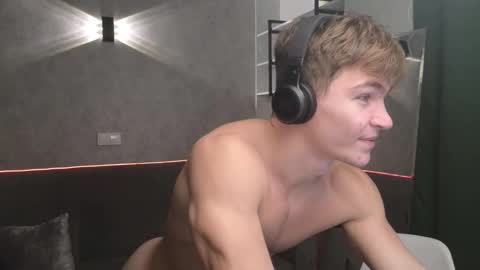 elliot_muscle04 online show from February 14, 5:36 pm