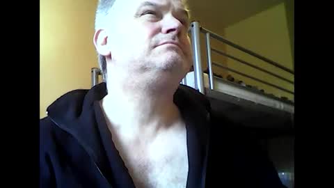 Snapshot of englishguysurrey chatting on October 15, 9:17 am englishguysurrey online show from October 15, 9:17 am