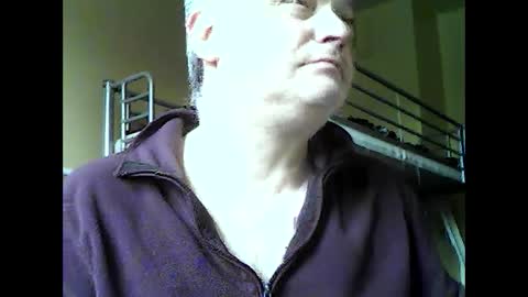 Snapshot of englishguysurrey chatting on March 10, 10:50 am englishguysurrey online show from March 10, 10:50 am