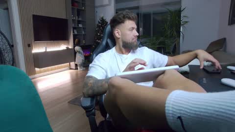 Erik online show from January 2, 7:07 pm