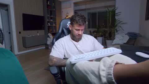 Erik online show from December 29, 7:43 pm