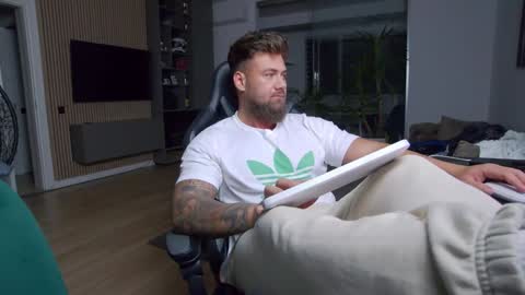 Erik online show from February 3, 6:49 pm