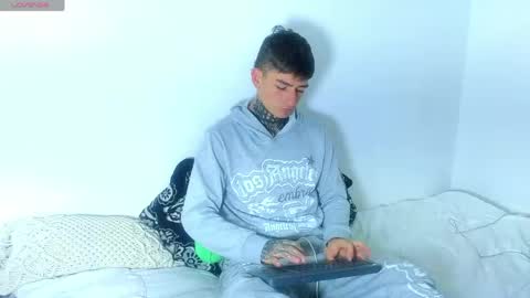 Esteban independent model online show from June 1, 12:05 pm