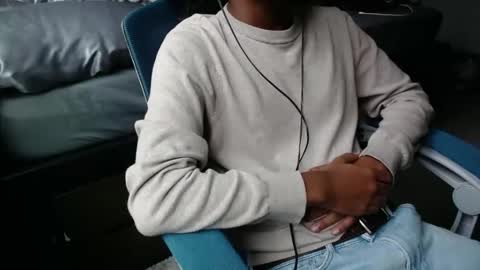 Snapshot of estessaid chatting on October 28, 8:44 pm 94Bottles online show from October 28, 8:44 pm