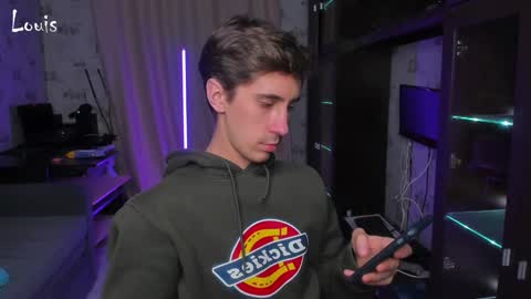 Snapshot of esthetics_boys chatting on December 8, 11:40 pm LOUIS online show from December 8, 11:40 pm