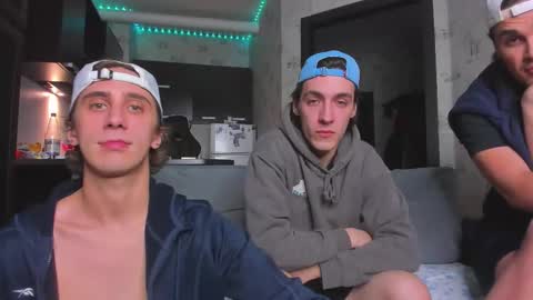 Snapshot of esthetics_boys chatting on October 8, 8:35 pm LOUIS online show from October 8, 8:35 pm