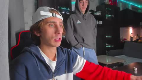 Snapshot of esthetics_boys chatting on October 10, 8:13 pm LOUIS online show from October 10, 8:13 pm