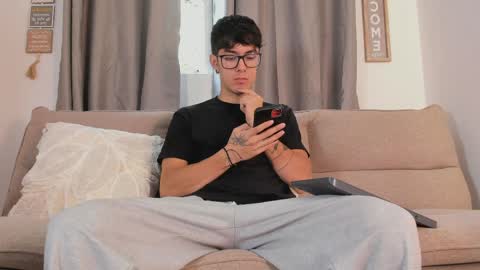 etham_wolf1 online show from April 4, 12:46 pm