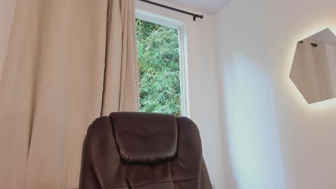 etham_wolf1 online show from April 15, 7:58 pm