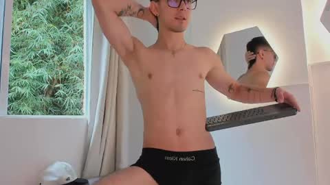 etham_wolf1 online show from April 10, 5:42 pm