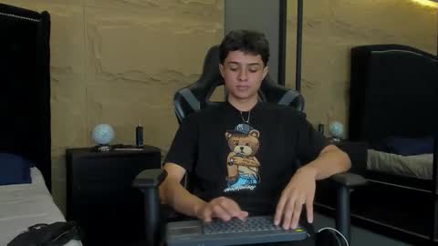 Snapshot of ethanlowell chatting on October 22, 4:49 am ethanlowell online show from October 22, 4:49 am