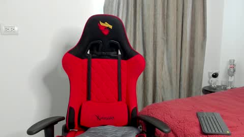 Ezzio Scolaro online show from February 10, 9:41 pm