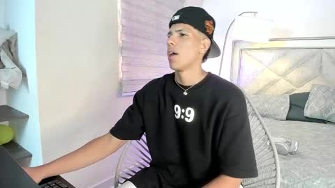 Snapshot of felix_lauren chatting on October 28, 7:38 pm Felix online show from October 28, 7:38 pm