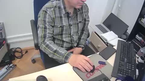 gabriel9_2003 online show from April 17, 7:00 am