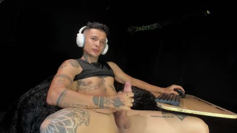 independent model online show from January 9, 8:25 pm