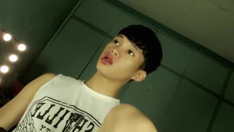 givemethrillx online show from April 8, 1:39 am