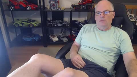 Snapshot of hornynthick70 chatting on December 15, 4:40 am hornynthick70 online show from December 15, 4:40 am