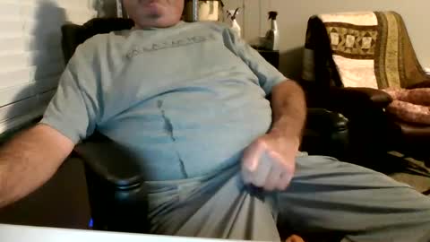 Snapshot of hottop_1981 chatting on February 27, 3:47 am Hottop 1981 online show from February 27, 3:47 am