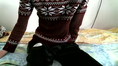 Snapshot of hug_me chatting on December 18, 11:24 am Keanu online show from December 18, 11:24 am