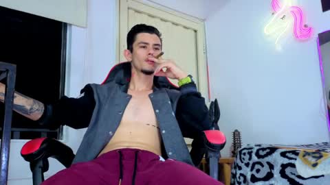 kelvis online show from April 4, 9:39 am