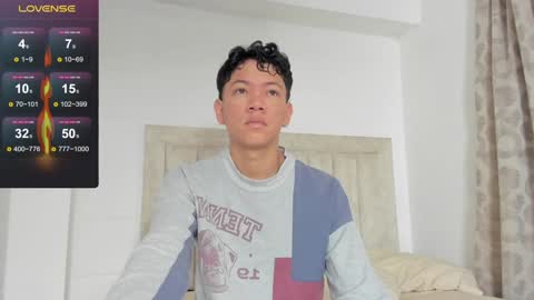 Snapshot of iamjulian_ chatting on December 10, 11:00 am Juliiiiian online show from December 10, 11:00 am