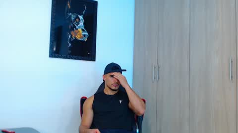 Snapshot of ian_hammer chatting on December 21, 9:15 pm I A N -- H A M M E R online show from December 21, 9:15 pm