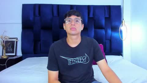 ian_yin online show from March 25, 3:54 am