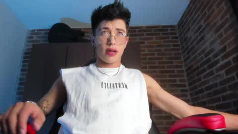 Andrew online show from November 26, 4:04 am